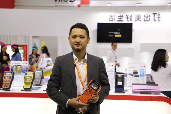 展会客户与趣印标签打印机 展会客户与趣印标签打印机