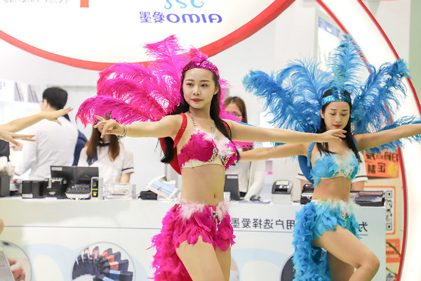 展会上的歌舞表演 展会上的歌舞表演