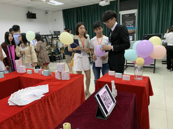 观众们对印先森产品很感兴趣 观众们对印先森产品很感兴趣