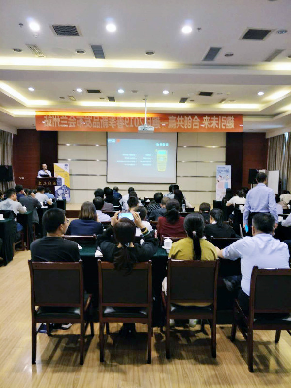刘经理为在场来宾介绍产品 刘经理为在场来宾介绍产品