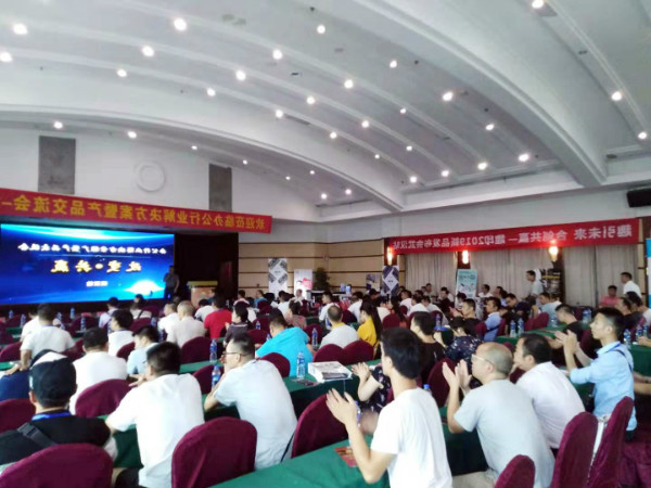 发布会现场座无虚席，来宾们翘首以待