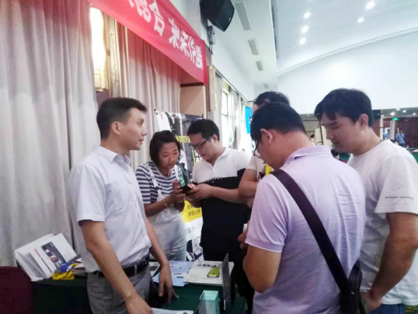 产品体验区人气火爆