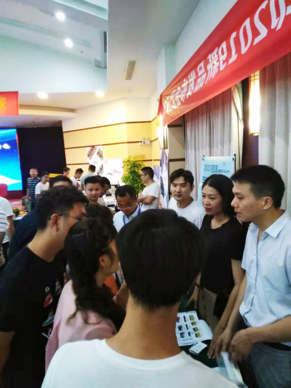 前来咨询的来宾络绎不绝