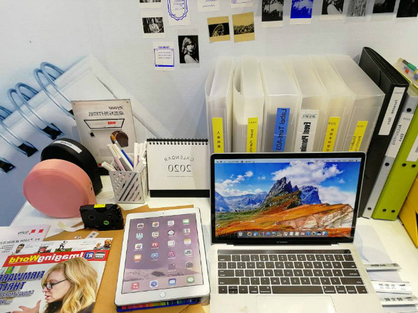 引来不少观众驻足参观 引来不少观众驻足参观