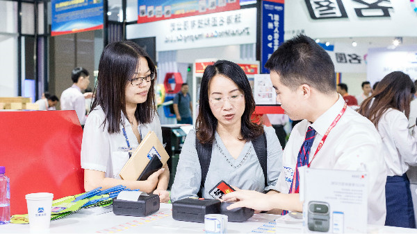 引来不少观众驻足参观 引来不少观众驻足参观
